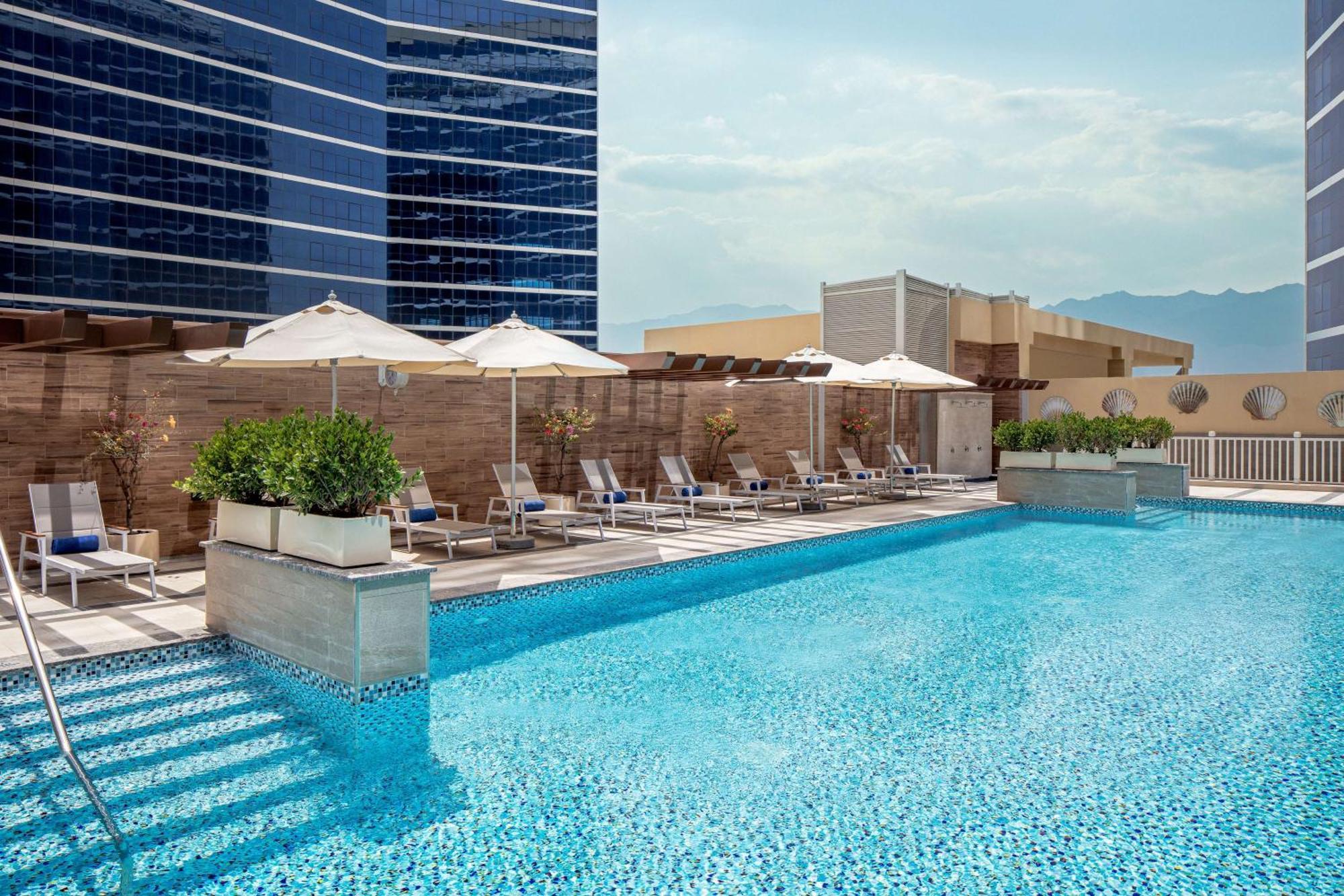 Doubletree By Hilton Fujairah City 외부 사진 The swimming pool at the hotel