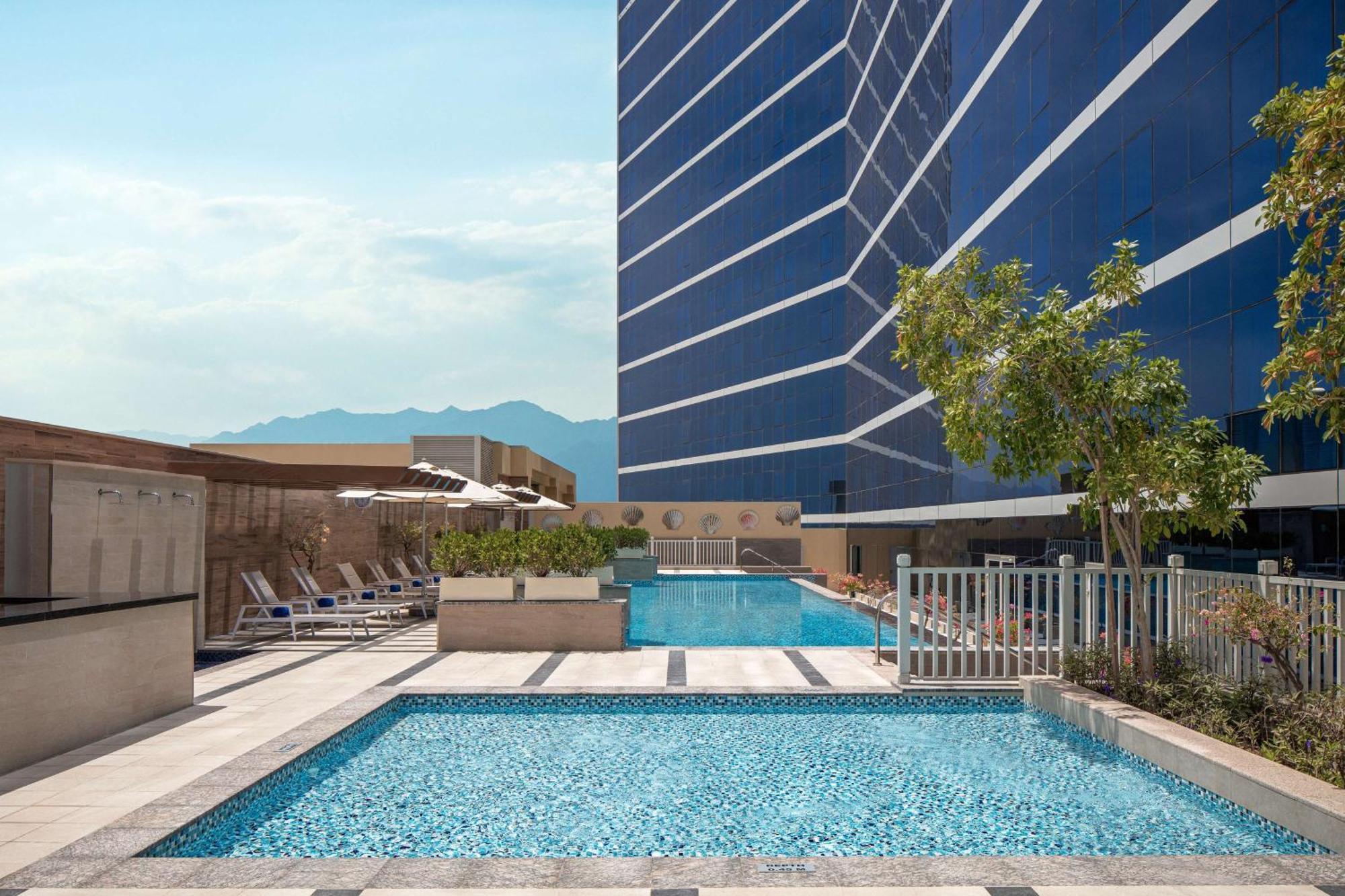 Doubletree By Hilton Fujairah City 외부 사진 The swimming pool